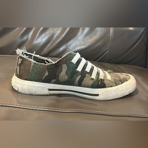 Women’s Rocket Dog canvas shoes size 6